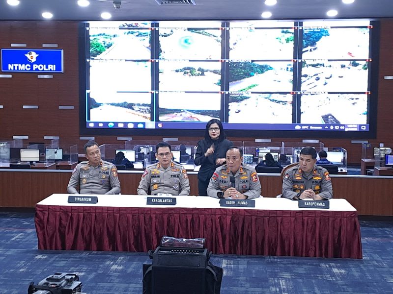 Kadiv Humas Polri Irjen Pol Prof Dr Dedi Prasetyo MHum MSi MM saat Konferensi Pers Analisa dan Evaluasi Pelaksanaan Operasi Lilin 2022 di Ruang Planar Cctv NTMC Korlantas Polri, Selasa (3/1/2023)