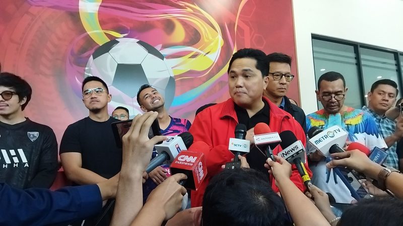 Menteri BUMN Erick Thohir saat memberikan keterangan usai menyerahkan berkas pengajuannya sebagai bakal calon Ketum PSSI periode 2023-2027, Minggu (15/1/2023)