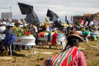 Anggota keluarga para korban tewas kerusuhan demonstrasi di Peru. (Foto: AFP)