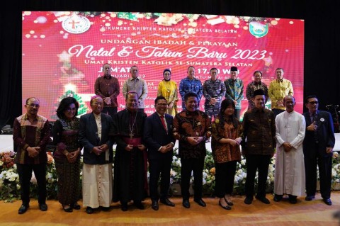 Ketua DPRD Provinsi Sumatera Selatan, Hj RA Anita Noeringhati SH MH bersama Gubernur Sumsel H Herman Deru, serta para Tokoh Agama menghadiri undangan Perayaan Natal dan Tahun Baru 2023 Umat Kristen Katolik se-Sumatera Selatan, bertempat di Ballroom Social Market, Palembang, Jumat [6/1/2023].