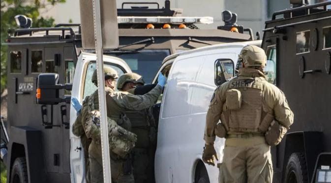 Polisi menemukan sebuah van putih yang diduga milik pelaku penembakan Imlek di Los Angeles (Dok: AP Photo/Damian Dovarganes)