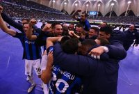 pemain Inter Milan merayakan sukses menjadi juara Piala Super Italia dengan kemenangan telak 3-0 di King Fahd International Stadium (Riyadh), Kamis (19/1/2023) dini hari WIB. (Foto: Twitter @Inter_en)