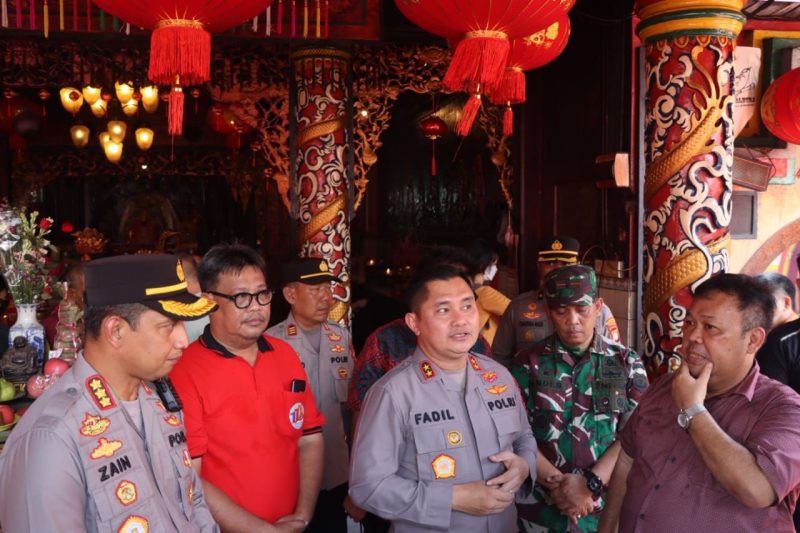 Kapolda Metro Jaya, Irjen Pol Fadil Imran (tengah) menyambangi Vihara Boen Tek Bio, Kota Tangerang, Minggu (22/1/2023)