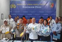Karo Penmas Polri Brigjen Pol Ahmad Ramadhan bersama Direktur Tindak Pidana Tertentu Bareskrim Polri, Brigjen Pol Pipit Rismanto saat konferensi pers