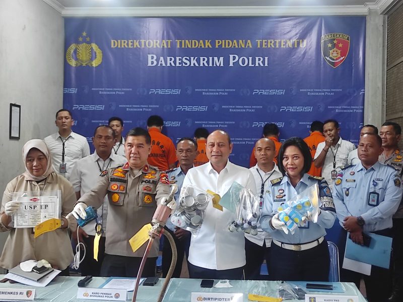 Karo Penmas Polri Brigjen Pol Ahmad Ramadhan bersama Direktur Tindak Pidana Tertentu Bareskrim Polri, Brigjen Pol Pipit Rismanto saat konferensi pers