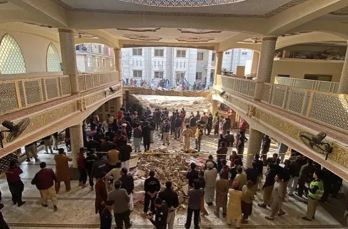 Sebanyak 25 orang meninggal dunia dalam ledakan bom yang terjadi di sebuah masjid di Kota Peshawar, Pakistan Barat Laut