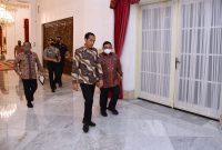 Presiden Joko Widodo (tengah) berjalan bersama Sekretaris Kabinet Pramono Anung (kanan) dan Menteri Sekretaris Negara (kiri) Pratikno di Istana Negara, Senin (16/1/2023)