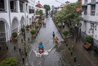 Kawasan Cagar Budaya Nasional Kota Lama Semarang, Jawa Tengah, terendam banjir imbas intensitas hujan yang tinggi sejak, Sabtu (31/12/2022) dini hari