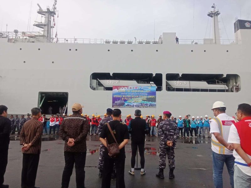 Persiapan rombongan TNI AL yang mengerahkan bantuan logistik ke Pulau Karimunjawa yang terdampak cuaca ekstrem, Kamis (5/1/2023) (Foto: TNI AL)