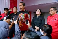 Presiden Jokowi didampingi Sekretaris Kabinet Pramono Anung memberikan keterangan pers usai menghadiri Peringatan HUT ke-50 PDI Perjuangan di JIExpo Kemayoran, Jakarta, Selasa (10/01/2023)