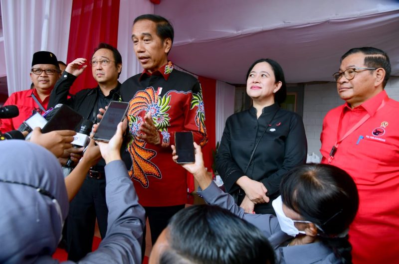 Presiden Jokowi didampingi Sekretaris Kabinet Pramono Anung memberikan keterangan pers usai menghadiri Peringatan HUT ke-50 PDI Perjuangan di JIExpo Kemayoran, Jakarta, Selasa (10/01/2023)