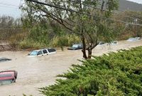 Mobil terlihat terendam banjir di Morro Bay, California, AS pada 9 Januari 2023 dalam gambar yang diperoleh dari media sosial. (Foto: Carolyn Krueger melalui @Reuters)