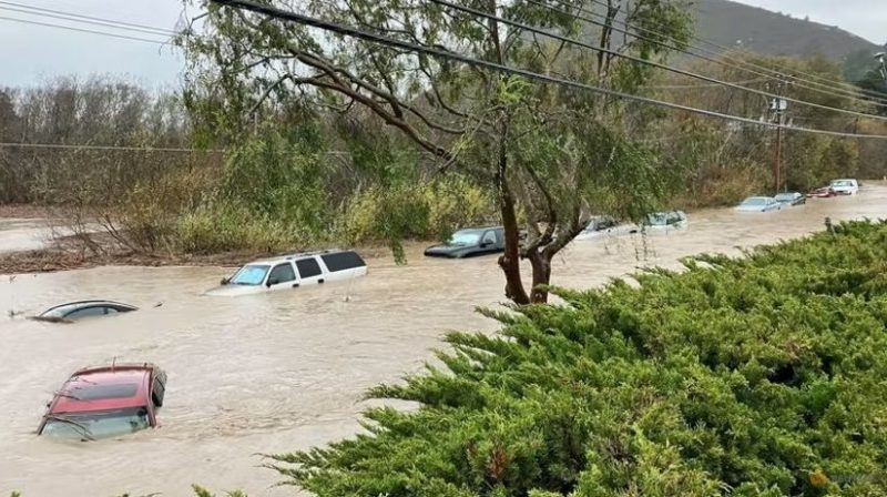 Mobil terlihat terendam banjir di Morro Bay, California, AS pada 9 Januari 2023 dalam gambar yang diperoleh dari media sosial. (Foto: Carolyn Krueger melalui @Reuters)