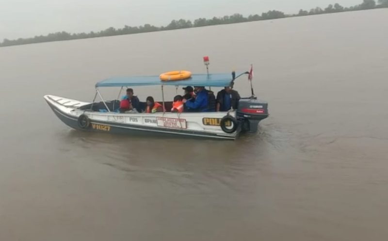 'Ambulans Apung Dulur Kito' saat mengevakuasi Bahria, ibu hamil warga Desa Upang Induk Kecamatan Air Salek Kabupaten Banyuasin ke RS Boom Baru Palembang