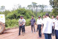 Wakil Bupati Banyuasin H Slamet Somosentono SH saat meninjau jalan rusak di Desa Lebung Kecamatan Rantau Bayur