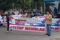 Ratusan massa dari Gerakan Masyarakat Muara Enim Menggugat menggeruduk kantor Gubernur Sumsel