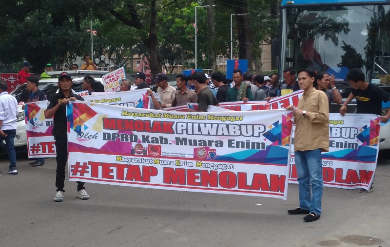 Ratusan massa dari Gerakan Masyarakat Muara Enim Menggugat menggeruduk kantor Gubernur Sumsel 