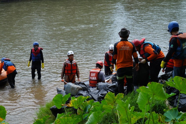 PT Bukit Asam Tbk (PTBA) bersama mitra kerja melakukan aksi bersih-bersih sampah di sepanjang aliran Sungai Enim, Kelurahan Tanjung Enim, Kecamatan Lawang Kidul, Kabupaten Muara Enim pada Sabtu (14/1).