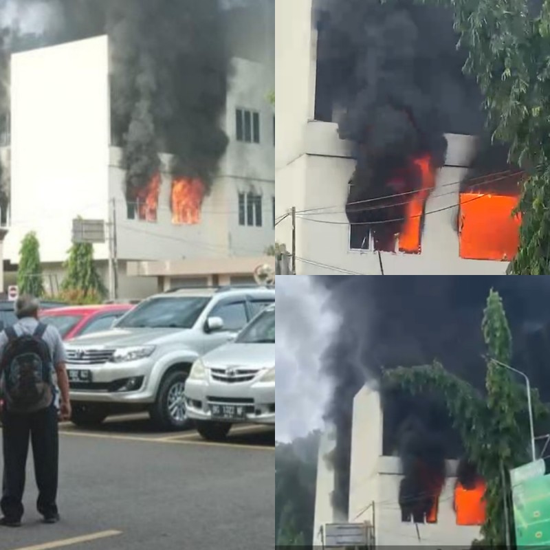Gedung baru tempat penyimpanan perlengkapan olahraga Politeknik Negeri Sriwijaya [Polsri] yang berlokasi di Jalan Sriwijaya Negara, Bukit Lama, Ilir Barat 1 Palembang dilalap api. 