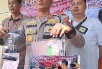 Tiga warga Desa Karang Anyar, Kecamatan Muara Padang, Kabupaten Banyuasin dibekuk anggota Reskrim Polsek Plaju di Jalan Talang Putri, Plaju Palembang. 