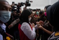 Petugas memborgol terdakwa kasus pembunuhan berencana Brigadir Yosua Hutabarat, Putri Candrawathi usai menjalani sidang tuntutan di Pengadilan Negeri Jakarta Selatan, Jakarta, Rabu (18/1/2023).