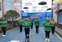 Persatuan Dharma Wanita Pemasyarakatan (DPW) Lapas Kelas II Banyuasin dan Kemenkumham Sumsel saat senam kesegaran jasmani (SKJ), Kamis (5/1/2/2023)