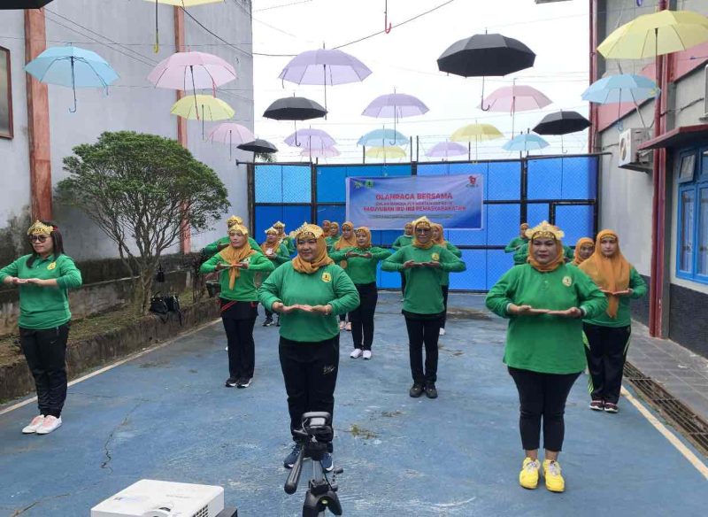 Persatuan Dharma Wanita Pemasyarakatan (DPW) Lapas Kelas II Banyuasin dan Kemenkumham Sumsel saat senam kesegaran jasmani (SKJ), Kamis (5/1/2/2023)