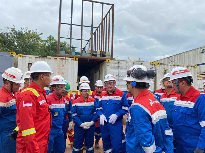 Dirjen Migas Kementerian ESDM RI, Tutuka Ariadji bersama tim PHR Zona 4 dan SKK Migas Sumbagsel saat melakukan kunjungan ke lokasi sumur BNG D-2, Kamis (19/1/2023)