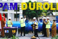 Presiden Jokowi memutar tuas sebagai tanda peresmian SPAM Durolis, Kamis (05/01/2023), di Rokan Hilir, Riau. (Foto: Humas Setkab)