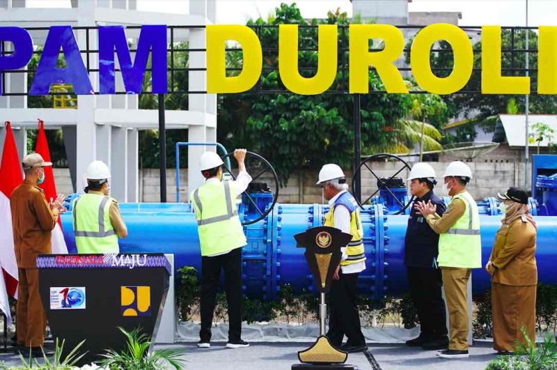 Presiden Jokowi memutar tuas sebagai tanda peresmian SPAM Durolis, Kamis (05/01/2023), di Rokan Hilir, Riau. (Foto: Humas Setkab)