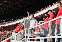 Presiden Jokowi menyaksikan laga semifinal leg pertama Piala AFF antara tim nasional sepak bola Indonesia dengan Vietnam di Stadion Utama GBK, Jakarta, pada Jumat (06/01/2023) malam