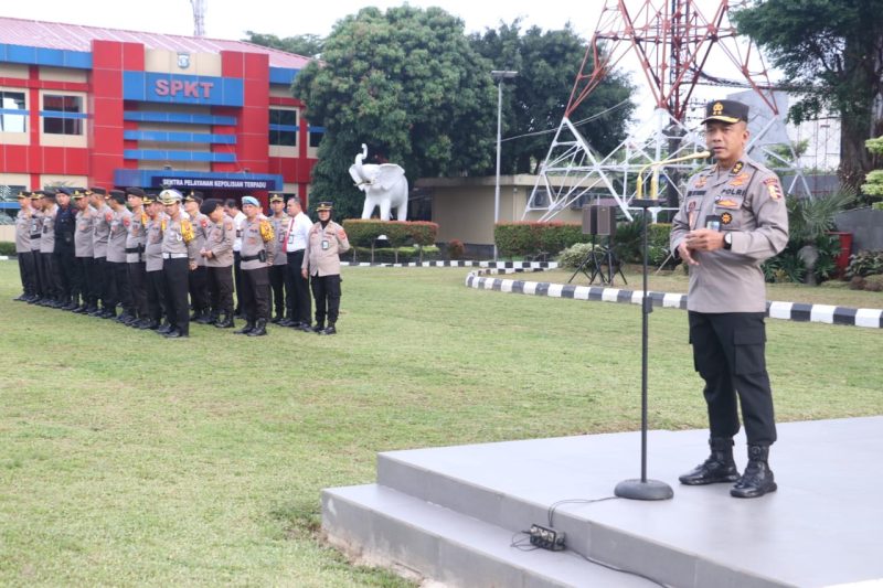 Irjen Pol Rudi Setiawan SIK MH saat memimpin apel pagi. Senin (2/1/2023) di Mapolda Sumsel