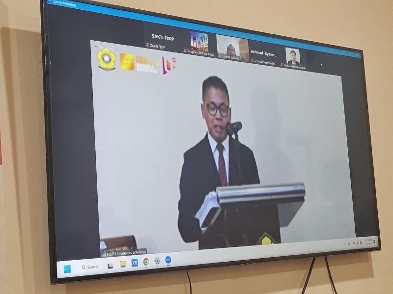 Firdaus Komar saat sidang promosi disertasi Program Doktor Administrasi Publik FISIP Universitas Sriwijaya, Rabu (04/1/2023)