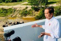 Presiden Joko Widodo setelah melihat perlintasan gajah di KM 12 ruas tol Pekanbaru-Dumai, pada Kamis,, Kamis (5/1/2023) (Foto: BPMI Setpres)