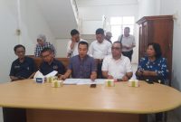 Kuasa hukum Asnaini Khamsin, Suwito Winoto saat melakukan jumpa pers di Kantor DPC Federasi Advokat RI [Ferarri] Kota Palembang, Senin [9/1/2023]
