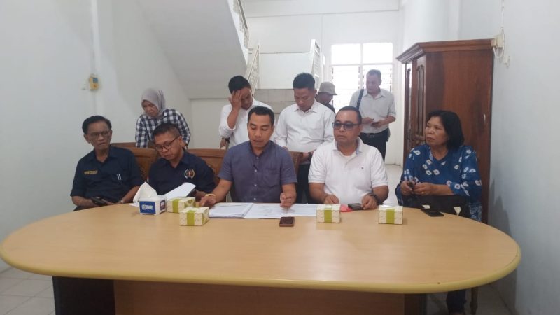 Kuasa hukum Asnaini Khamsin, Suwito Winoto saat melakukan jumpa pers di Kantor DPC Federasi Advokat RI [Ferarri] Kota Palembang, Senin [9/1/2023]