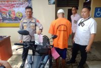 Penadah motor hasil curian,  Ayong Akbar (23) warga Desa Tanah Lembak, Kecamatan Rambutan saat diamankan petugas Polsek Plaju