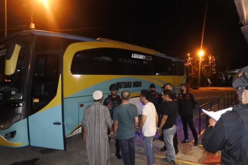 Kepala Divisi Pemasyarakatan Bambang Haryanto saat pemindahan puluhan napi narkoba asal Palembang menuju Lapas Kelas I Batu Nusakambangan Cilacap serta Lapas Perempuan Kelas IIA Semarang Jawa Tengah, Rabu (11/1/2023) malam