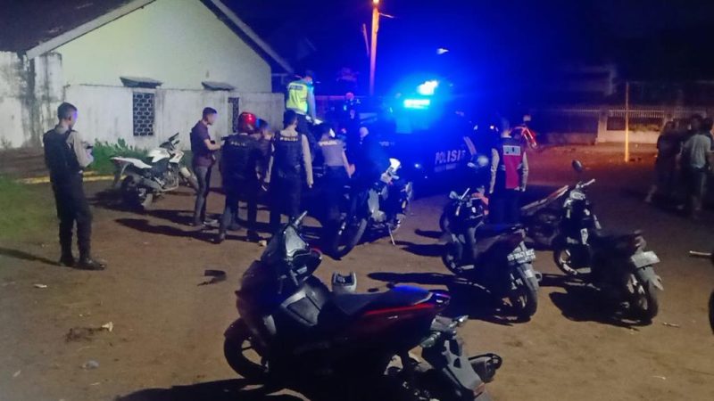 Personel Polsek Ilir Barat I Palembang saat mengamankan pelaku tawuran