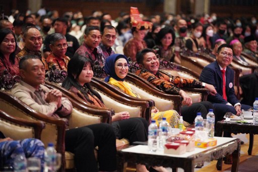 Ketua DPRD Provinsi Sumatera Selatan, Hj RA Anita Noeringhati SH MH bersama Gubernur Sumsel H Herman Deru, serta para Tokoh Agama menghadiri undangan Perayaan Natal dan Tahun Baru 2023 Umat Kristen Katolik se-Sumatera Selatan, bertempat di Ballroom Social Market, Palembang, Jumat [6/1/2023].