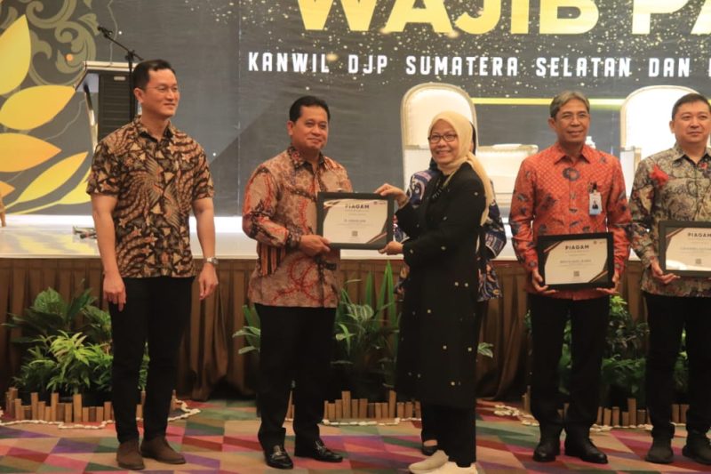 Bupati Banyuasin H Askolani  saat menerima penghargaan pada Anugerah Pajak Daerah Tahun 2022, Kamis (19/1/2023) di Hotel The Zuri Palembang