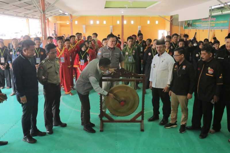 Sekda Kota Palembang Ratu Dewa saat pemukulan gong pada pembukaan Kejuaraan Pencak Silat Kota Palembang, Jumat (27/1/2023)