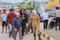 Wawako Palembang Fitrianti Agustinda bersama pihak PDAM Tirta Musi Palembabg saat mengunjungi Perumahan Surya Akbar Tanjung Barangan, Selasa (31/01/2023)