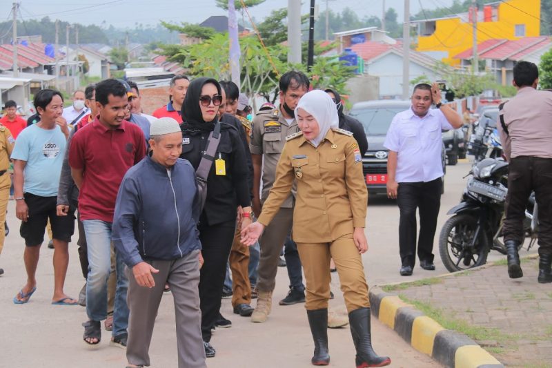 Wawako Palembang Fitrianti Agustinda bersama pihak PDAM Tirta Musi Palembabg saat mengunjungi Perumahan Surya Akbar Tanjung Barangan, Selasa (31/01/2023)