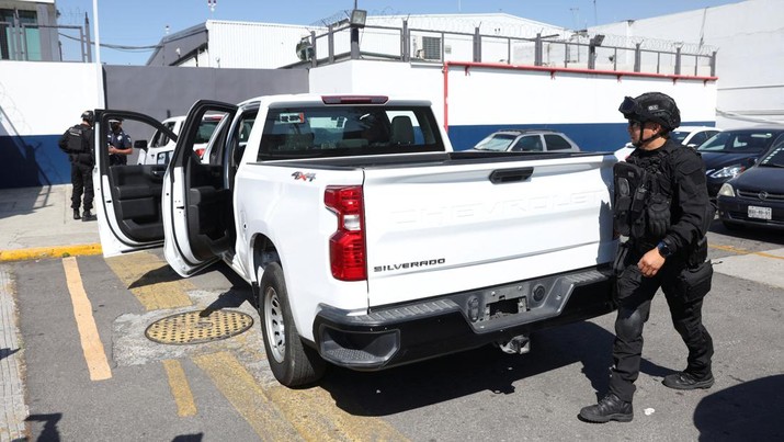 Petugas polisi investigasi berjalan di luar hanggar Kantor Kejaksaan Agung di bandara internasional Meksiko, di Mexico City, Meksiko 5 Januari 2023 (Foto: REUTERS)