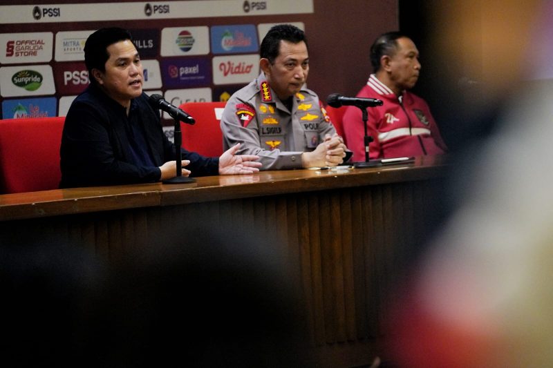 Ketua Umum PSSI Erick Thohir dalam keterangan persnya di media center Stadion Utama Gelora Bung Karno, Minggu (19/2/2023)