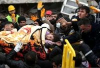 Tim penyelamat membawa seorang gadis dari bangunan yang runtuh pascagempa di Diyarbakir, Turki, Senin (6/2/2023). (Foto: Reuters/Sertac Kayar)