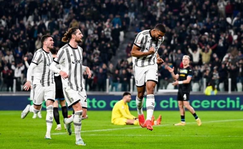 Bek Juventus asal Brasil, meloncat usai penjebol gawang Lazio di babak perempatfinal Coppa Italia. Hasil akhir Juventus menang 1-0 dan berhak maju ke babak Semifinal (foto:@juventusfc)