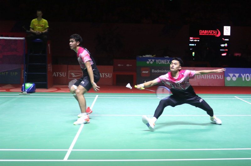 Aksi ganda putra Indonesia Leo Rolly/Daniel Marthin sat menghadapi wakil Tiongkok He Ji Ting/ Zhou Hao Dong pada final Daihatsu Indonesia Masters 2023 di Istora Senayan, Jakarta, Minggu (29/1/2023)