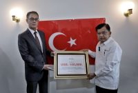 Ketua Umum Palang Merah Indonesia (PMI) Jusuf Kalla menyerahkan bantuan PMI untuk korban gempa di Turki kepada Dubes Turki untuk Indonesia, Ahmet Cemil Miroglu di Kedubes Turki, Jalan HR Rasuna Said, Jakarta, Jumat (10/2/2023)